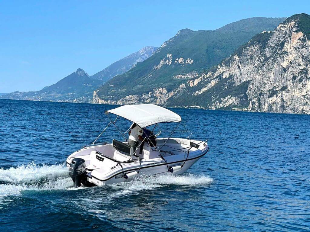 Ranieri Voyager 19S motorboat for rental without license
