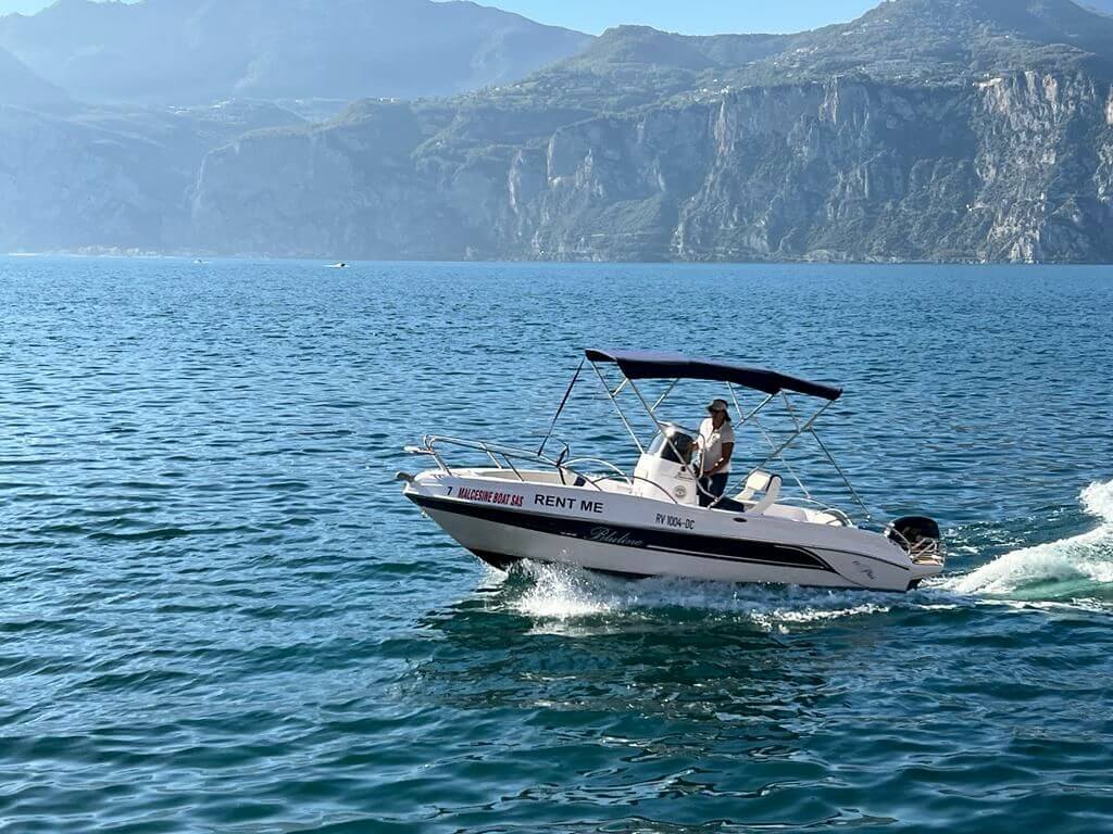 Blueline motorboat for rental without license